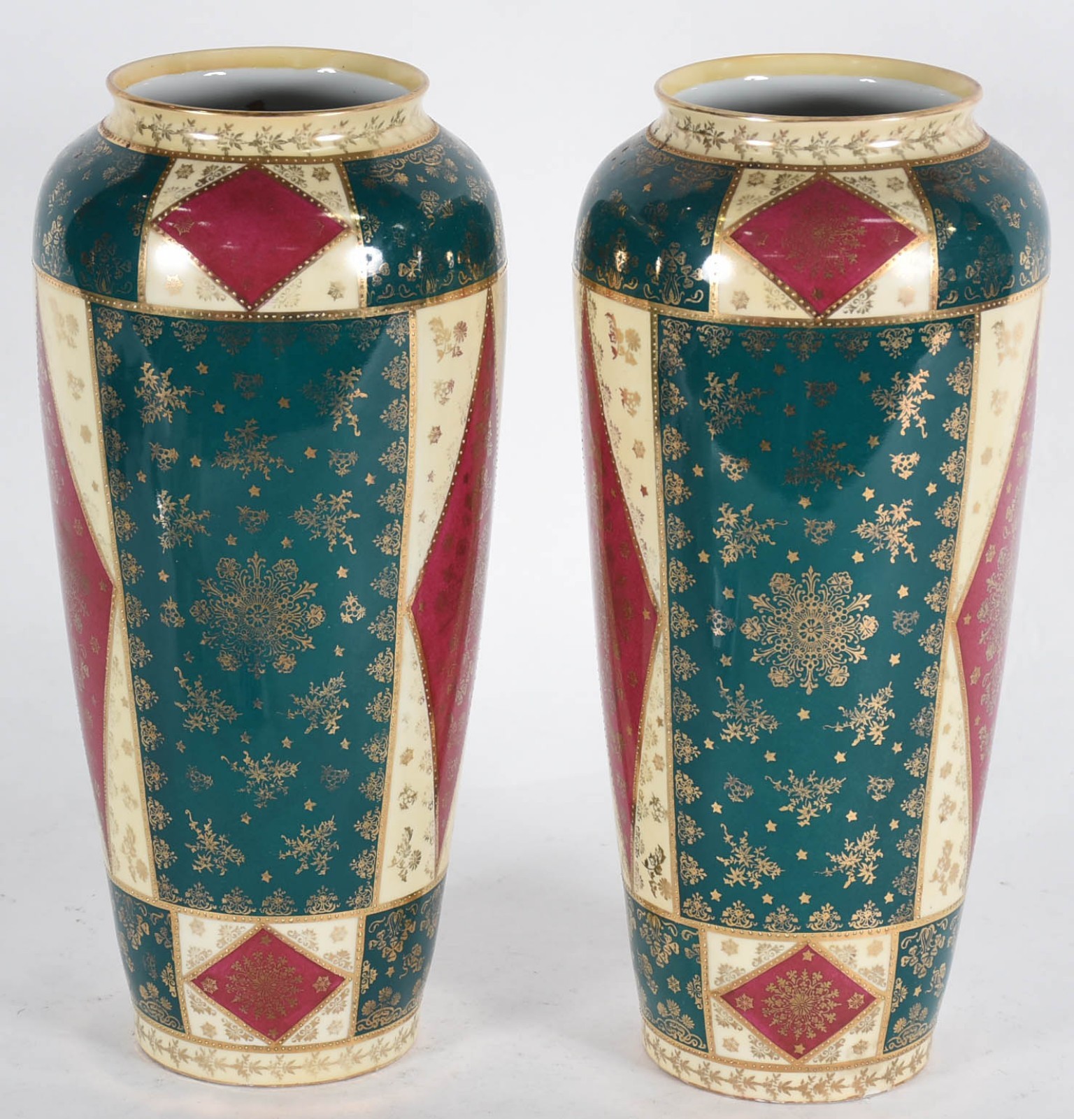 Par de vasos de porcelana tcheca ricamente decorados com cenas... - foto 3 de 5