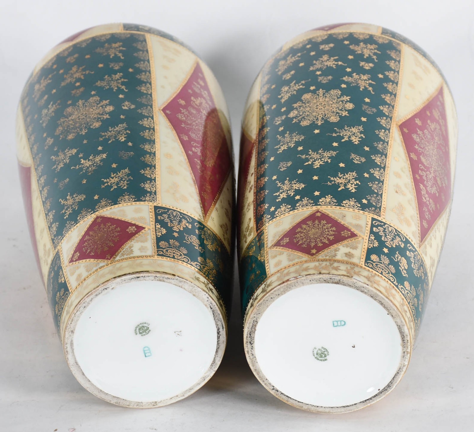 Par de vasos de porcelana tcheca ricamente decorados com cenas... - foto 4 de 5