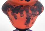 RICHARD BURGSTHAL (1884-1944),  - Vaso de pasta de vidro vermelho com borboletas e uvas. Assinado RICHARD.<br><br>