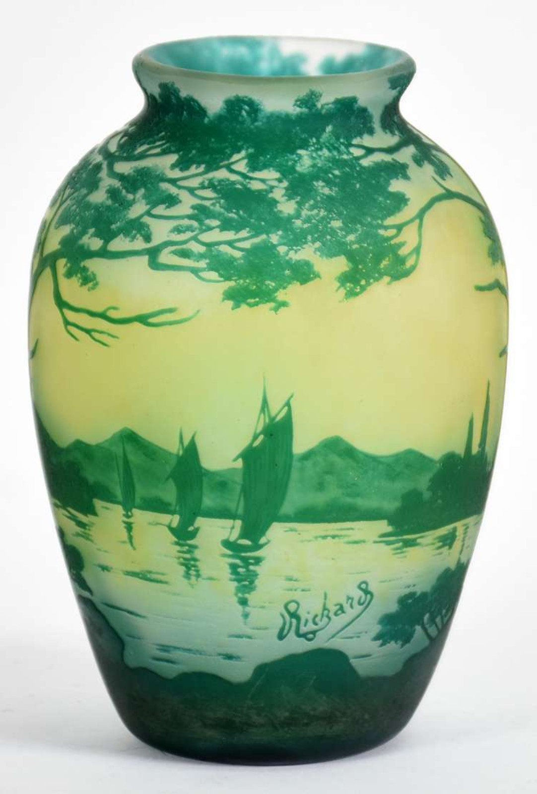 Vaso de pasta de vidro com barcos e paisagens na cor verde. Assinado... - foto 1 de 5