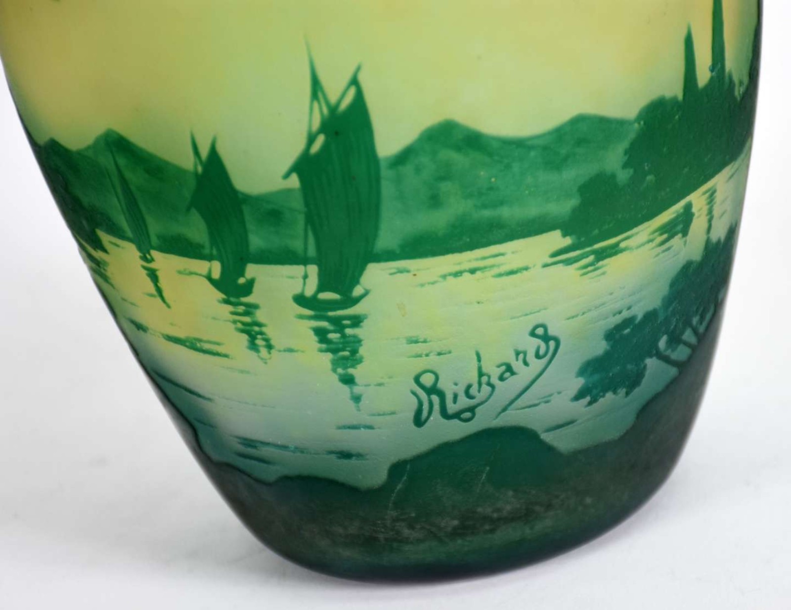 Vaso de pasta de vidro com barcos e paisagens na cor verde. Assinado... - foto 2 de 5