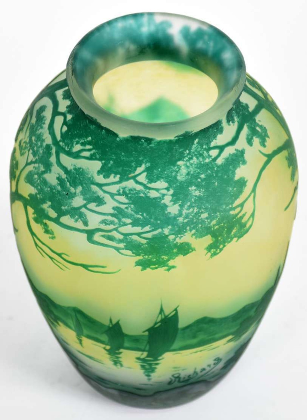 Vaso de pasta de vidro com barcos e paisagens na cor verde. Assinado... - foto 3 de 5