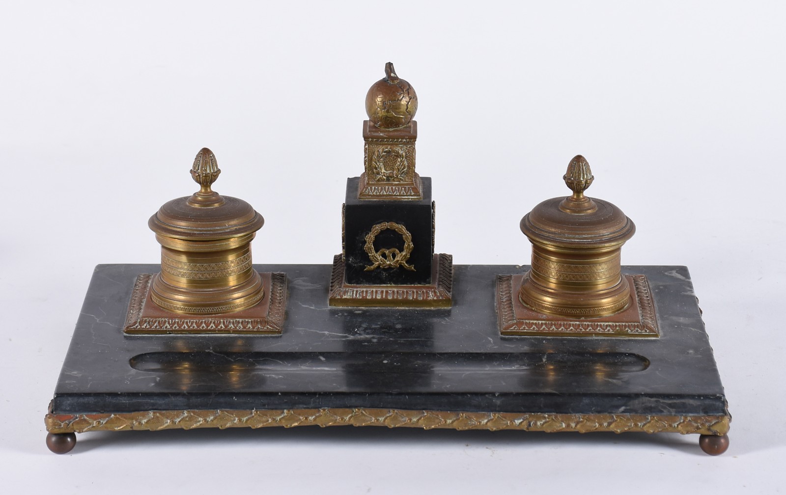 Tinteiro de mármore negro rajado com recipientes de metal dourado... - foto 1 de 6