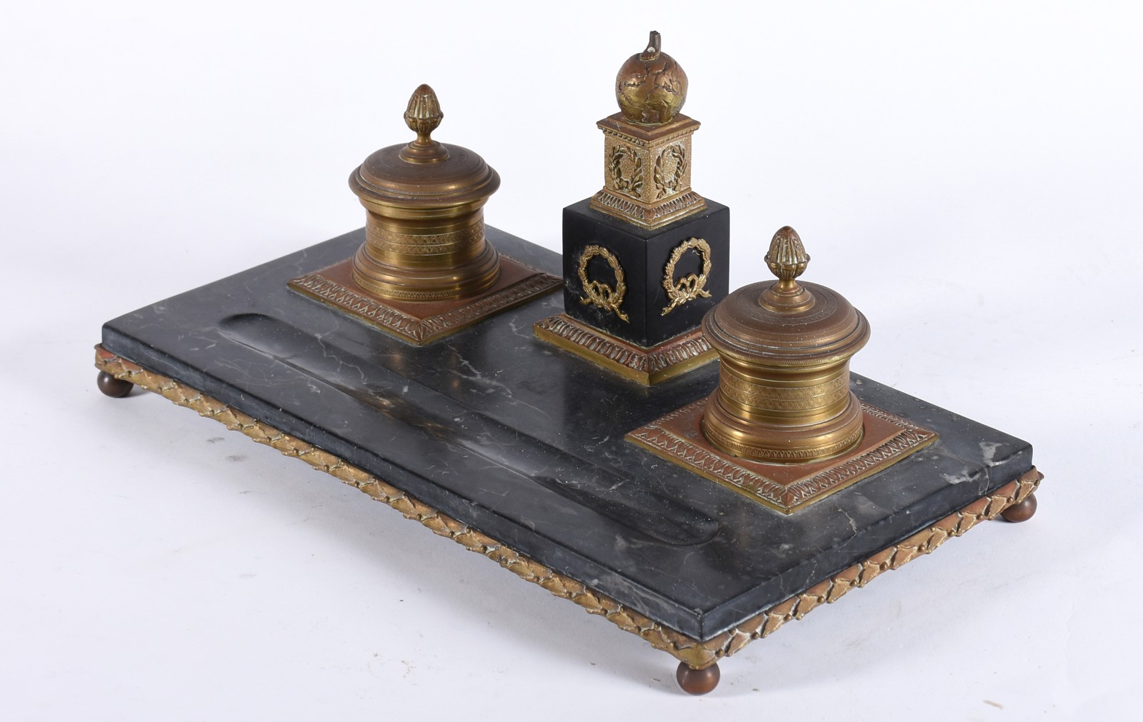 Tinteiro de mármore negro rajado com recipientes de metal dourado... - foto 3 de 6