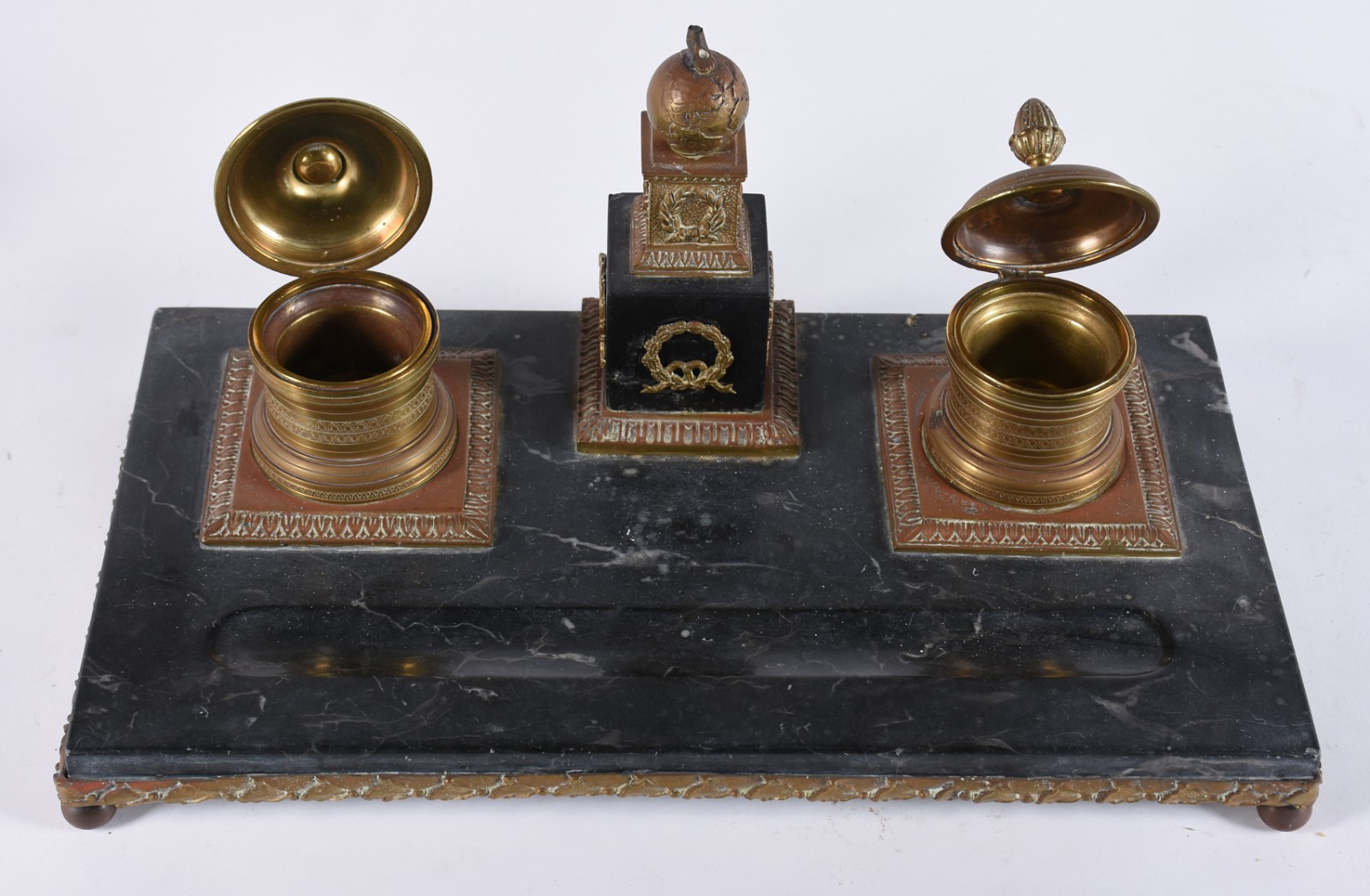 Tinteiro de mármore negro rajado com recipientes de metal dourado... - foto 6 de 6