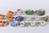 Lote com 15 xícaras de café com pires, porcelan... - Lote com 15 xícaras de café com pires, porcelanas de diversos modelos e procedências.