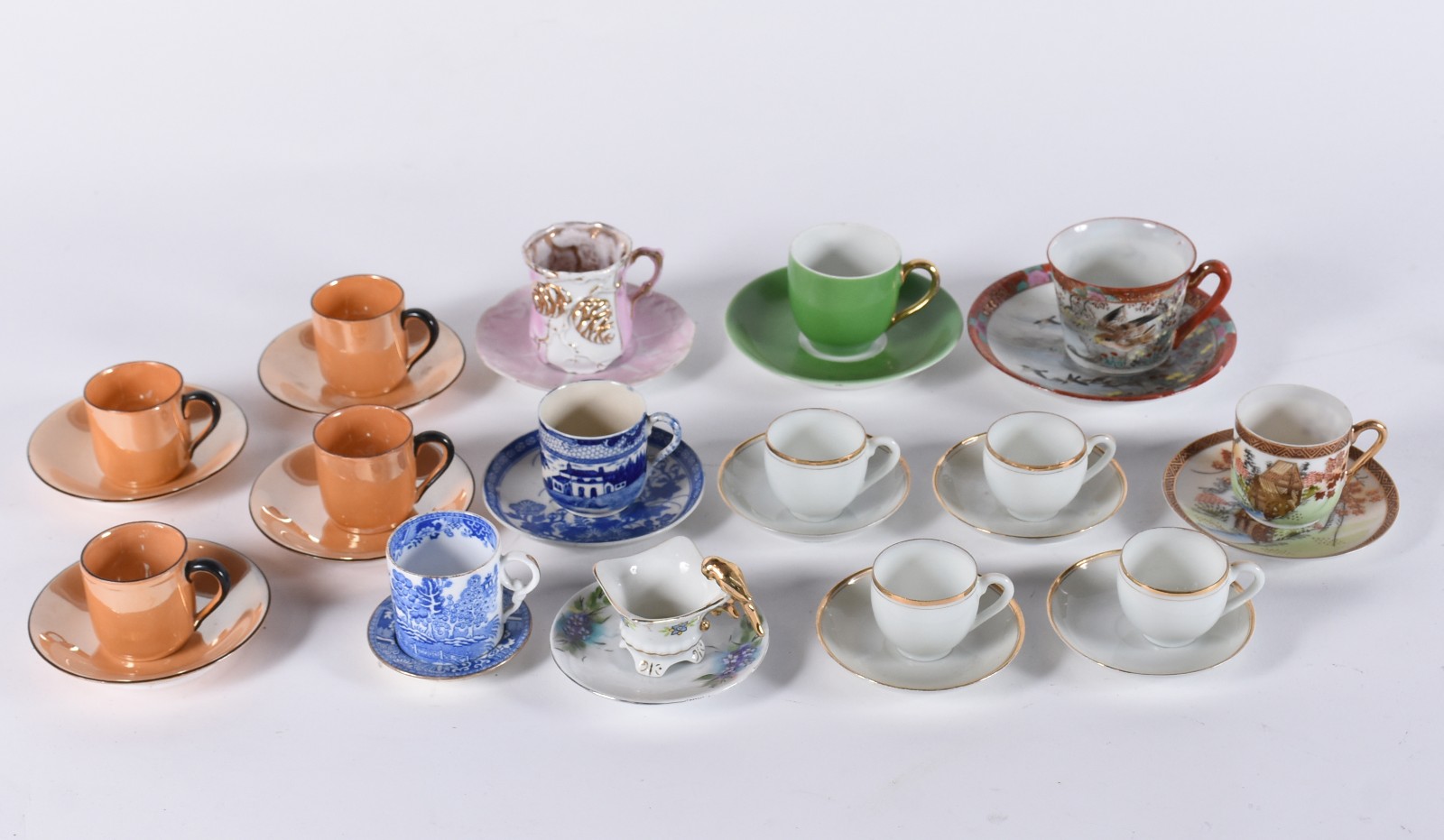 Lote com 15 xícaras de café com pires, porcelanas de diversos modelos... - foto 1 de 7