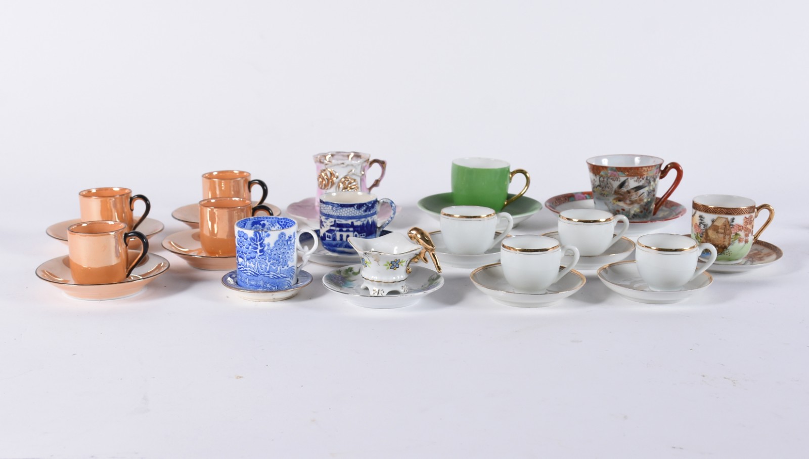 Lote com 15 xícaras de café com pires, porcelanas de diversos modelos... - foto 2 de 7