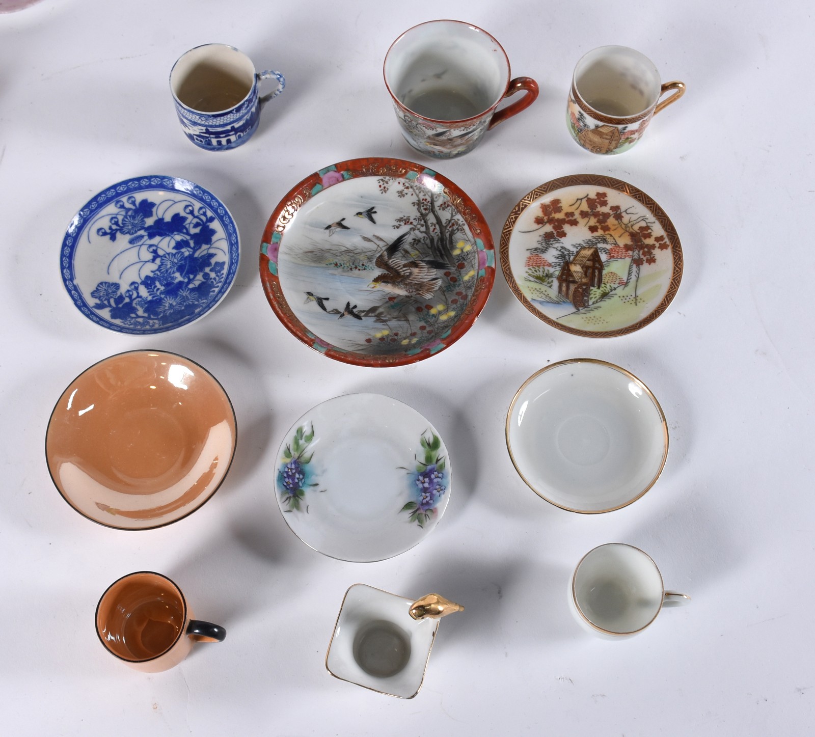 Lote com 15 xícaras de café com pires, porcelanas de diversos modelos... - foto 4 de 7