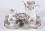 Tête-à-tête de porcelana branca decorada com gu... - Tête-à-tête de porcelana branca decorada com guirlandas florais com rosas e realces dourados, composto de 6 peças, sendo bule, leiteira, açucare...