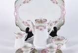 Tête-à-tête de porcelana branca decorada com gu... - Tête-à-tête de porcelana branca decorada com guirlandas florais com rosas e realces dourados, composto de 6 peças, sendo bule, leiteira, açucare...
