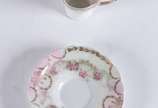 Tête-à-tête de porcelana branca decorada com gu... - Tête-à-tête de porcelana branca decorada com guirlandas florais com rosas e realces dourados, composto de 6 peças, sendo bule, leiteira, açucare...