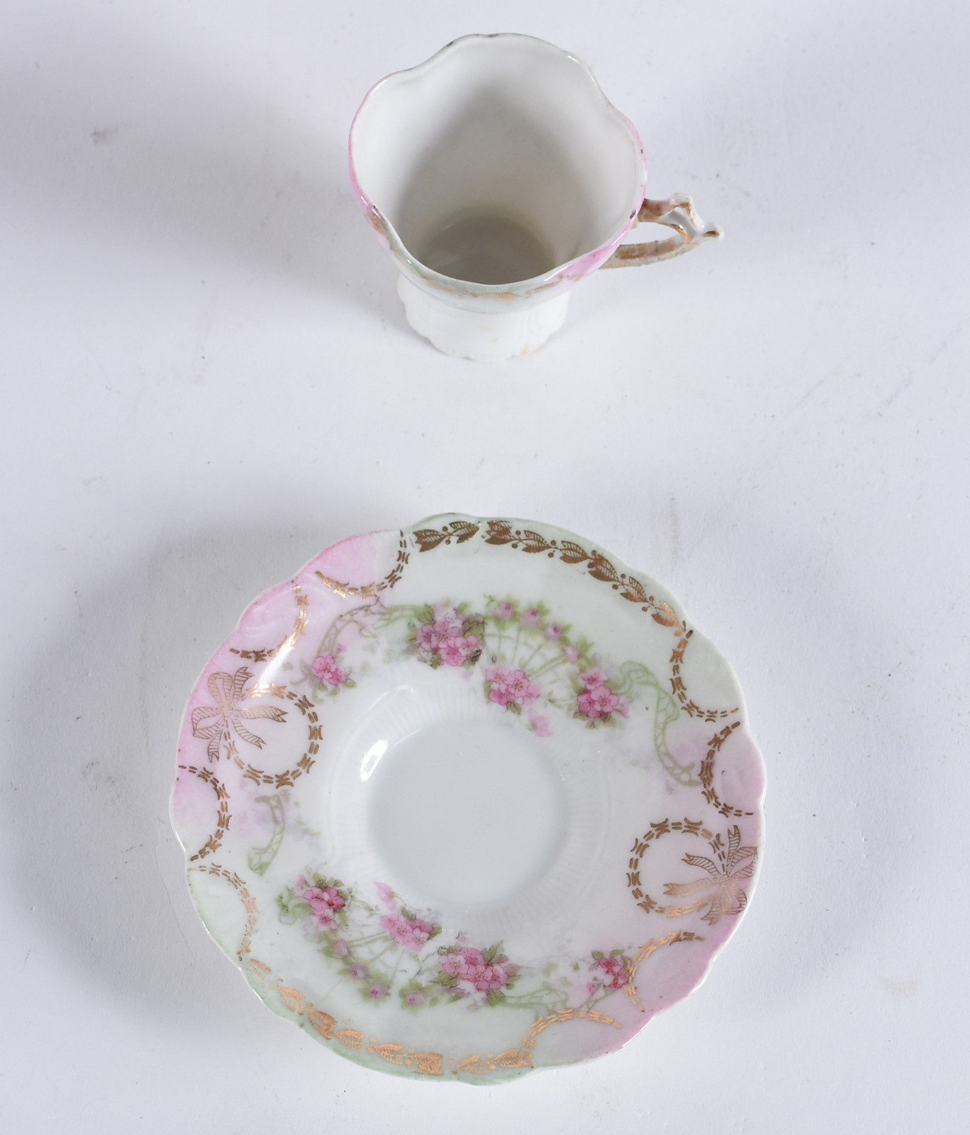 Tête-à-tête de porcelana branca decorada com guirlandas florais com... - foto 5 de 5