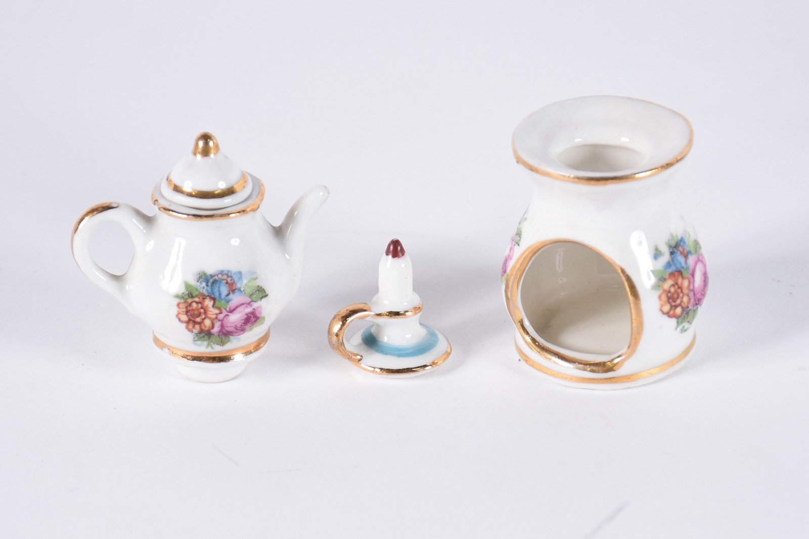 Diversas miniaturas de porcelana, sendo : tete a tete com 6 peças na... - foto 5 de 9