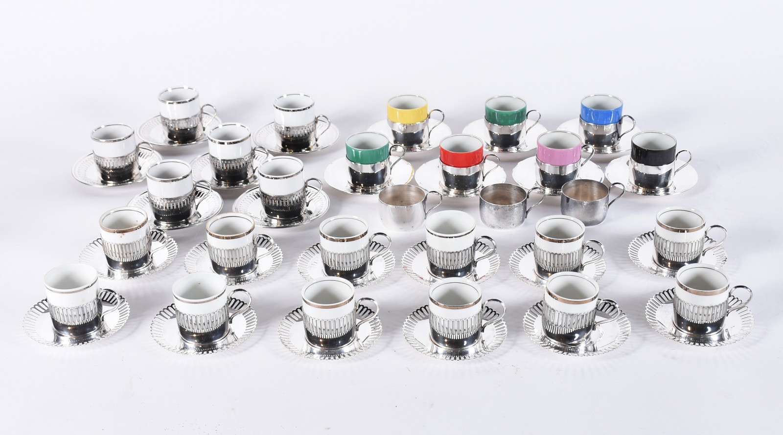 Conjunto com 25 xícaras para café com suportes e pires de metal... - foto 1 de 8