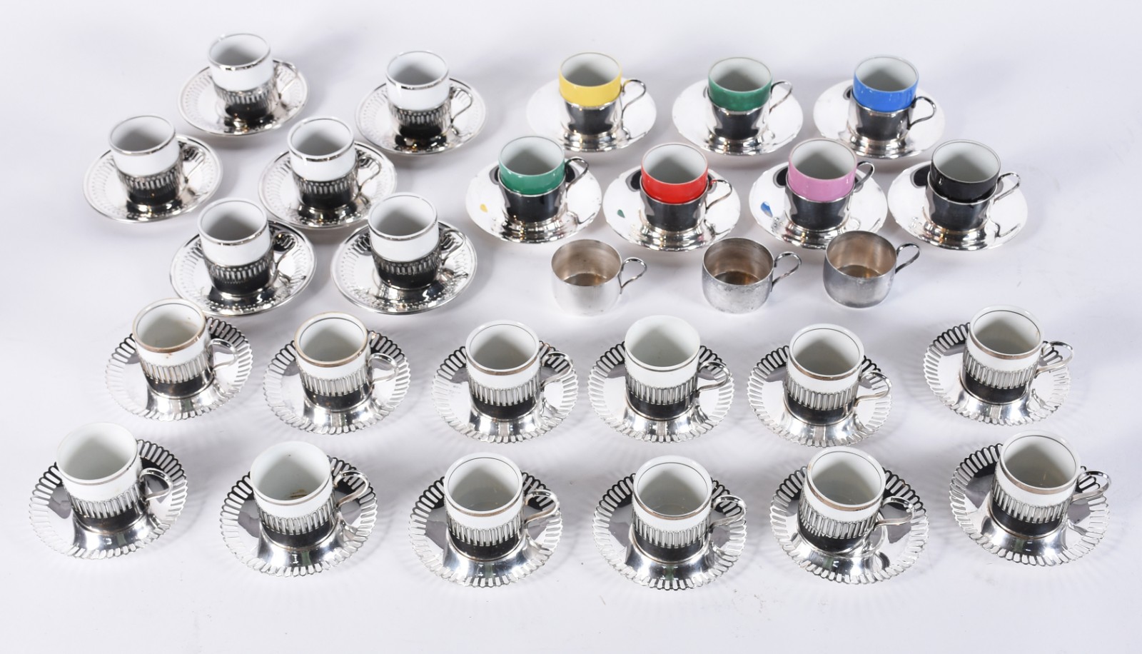Conjunto com 25 xícaras para café com suportes e pires de metal... - foto 2 de 8