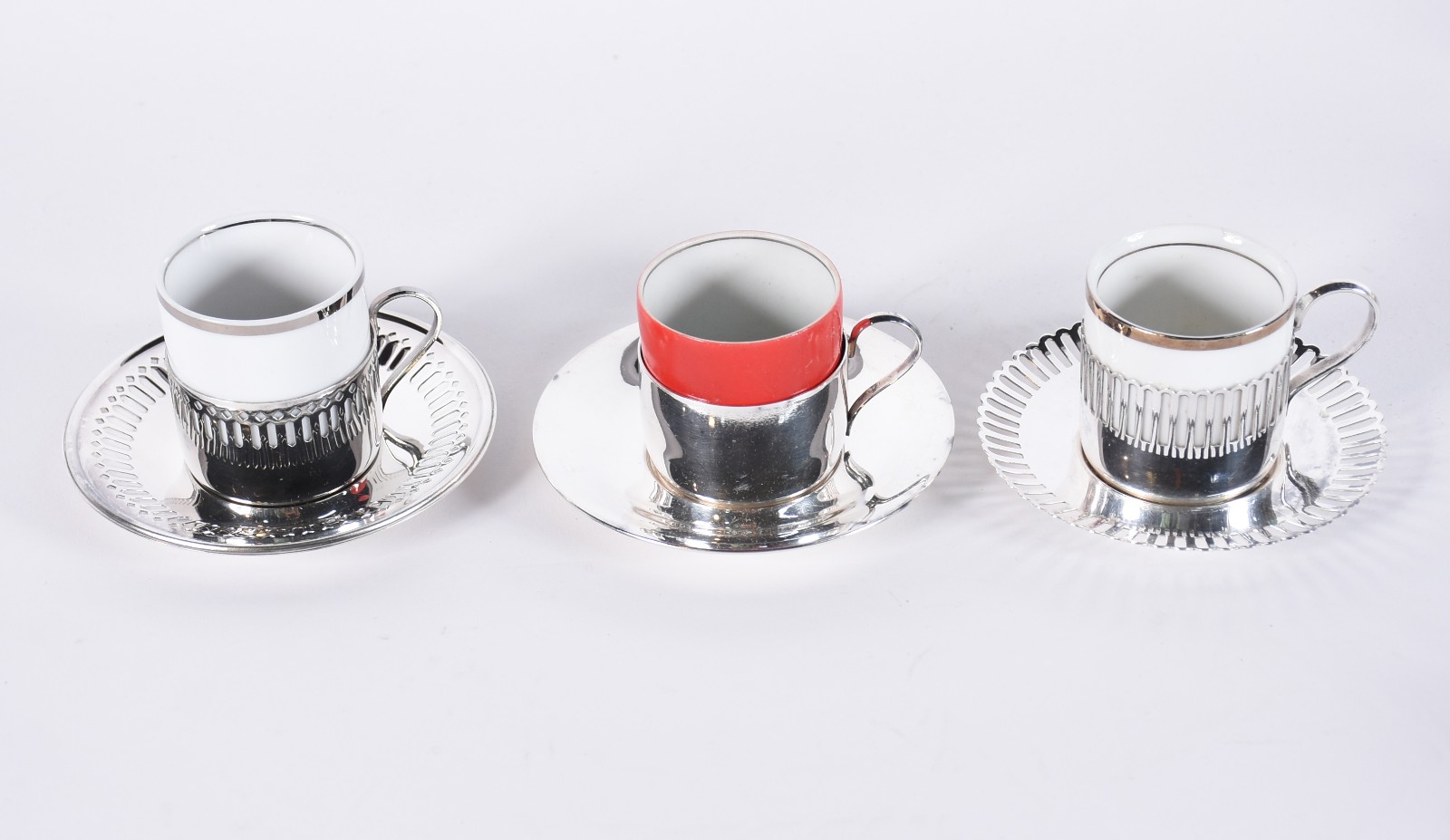Conjunto com 25 xícaras para café com suportes e pires de metal... - foto 3 de 8