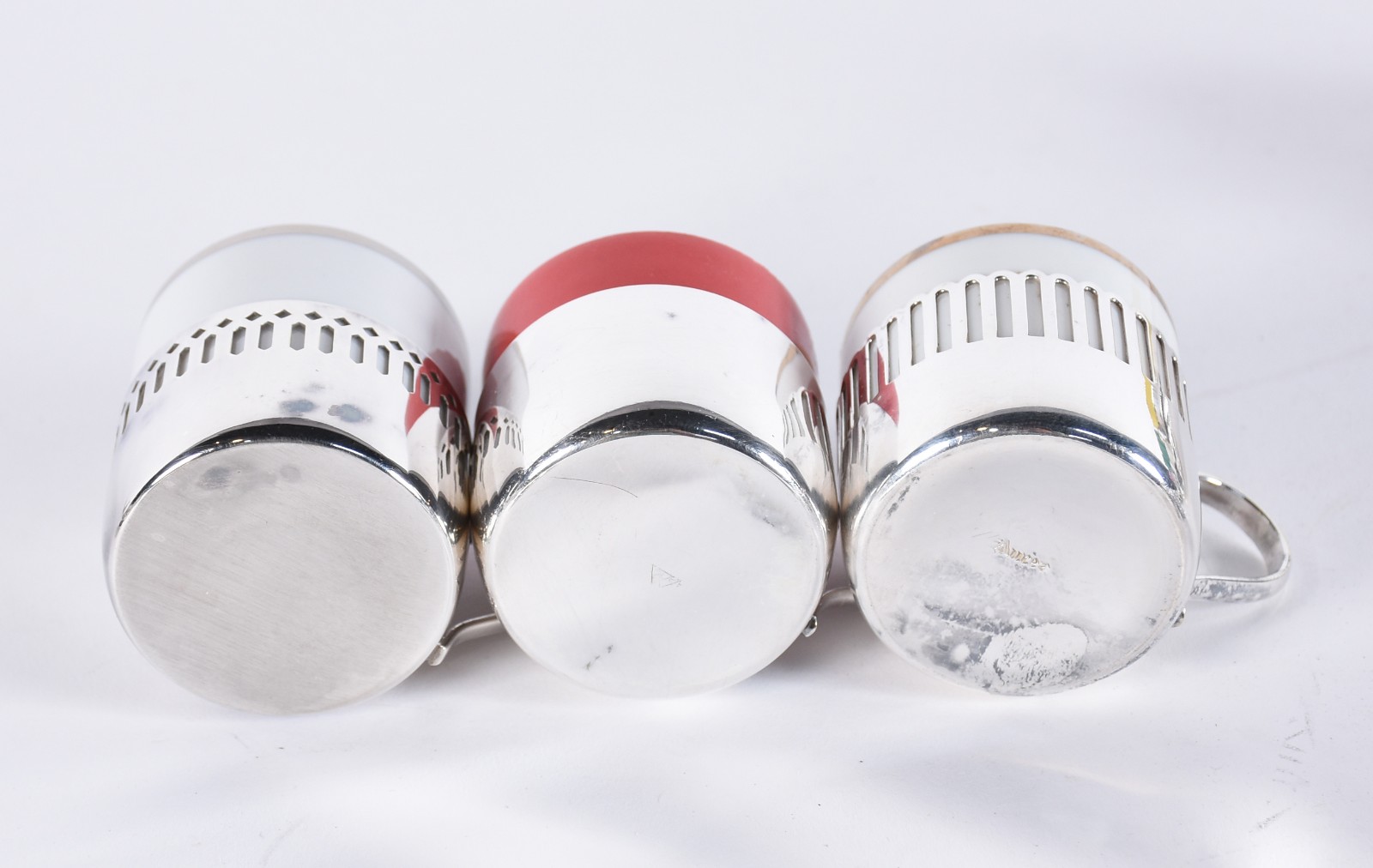 Conjunto com 25 xícaras para café com suportes e pires de metal... - foto 4 de 8