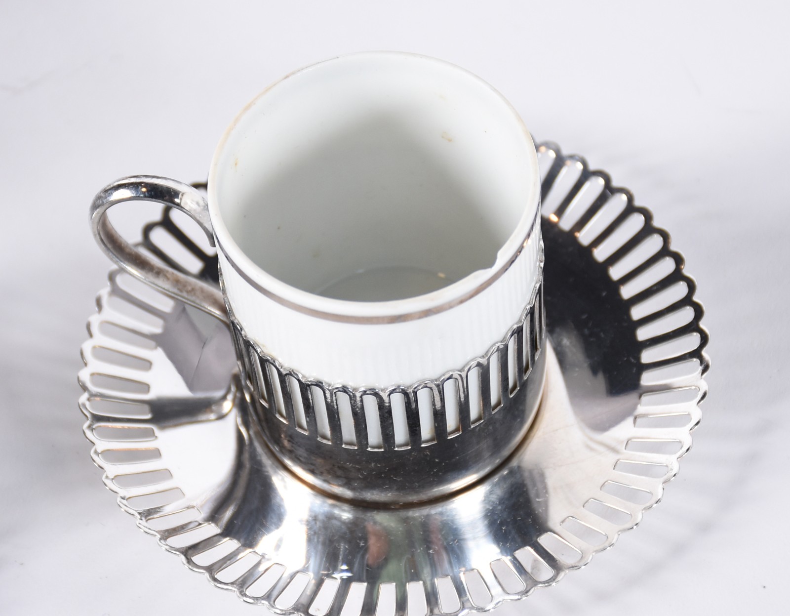 Conjunto com 25 xícaras para café com suportes e pires de metal... - foto 6 de 8