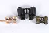Três binóculos diversos, sendo um com haste e d... - Três binóculos diversos, sendo um com haste e detalhes de madrepérola; um de metal Beck Kassel no estojo de couro (com desgastes no metal); e um...