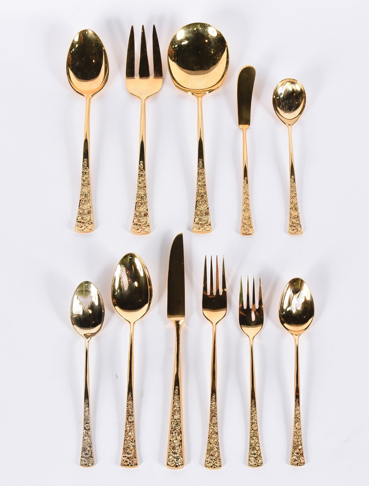 Faqueiro de metal dourado composto de: 9 colheres, 9 garfos, 9 facas... - foto 1 de 4