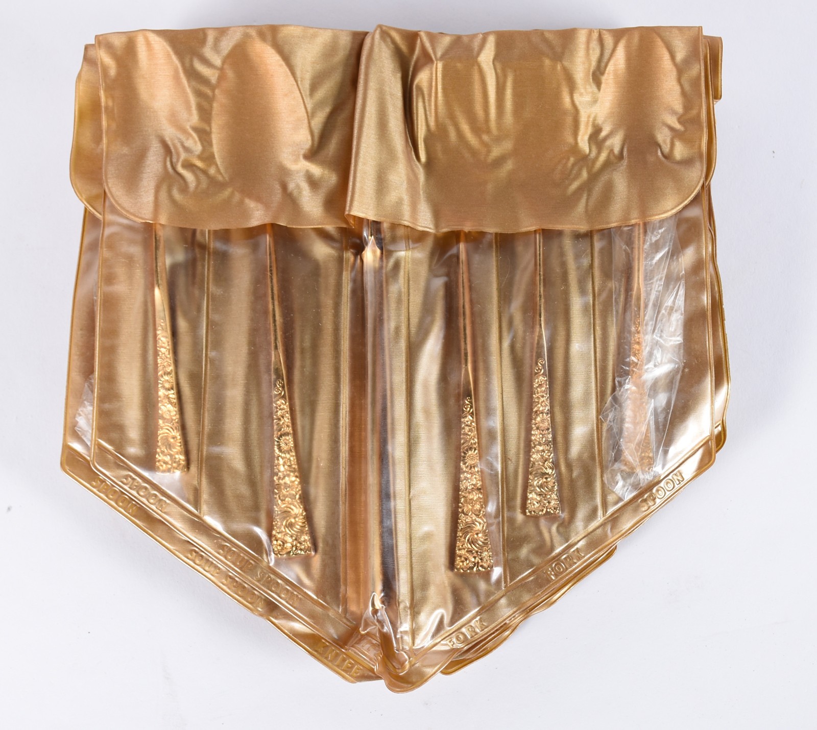 Faqueiro de metal dourado composto de: 9 colheres, 9 garfos, 9 facas... - foto 2 de 4