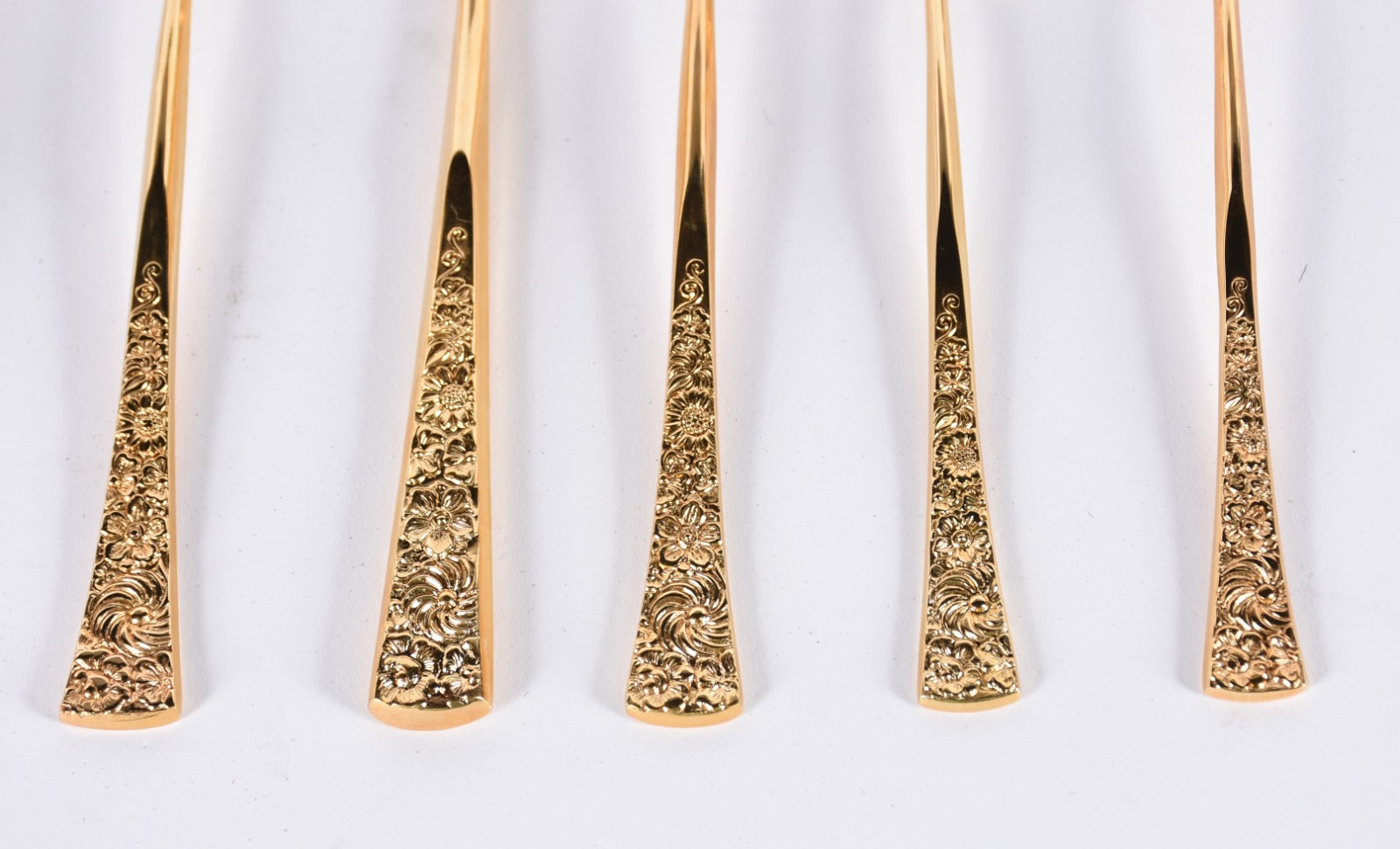 Faqueiro de metal dourado composto de: 9 colheres, 9 garfos, 9 facas... - foto 3 de 4