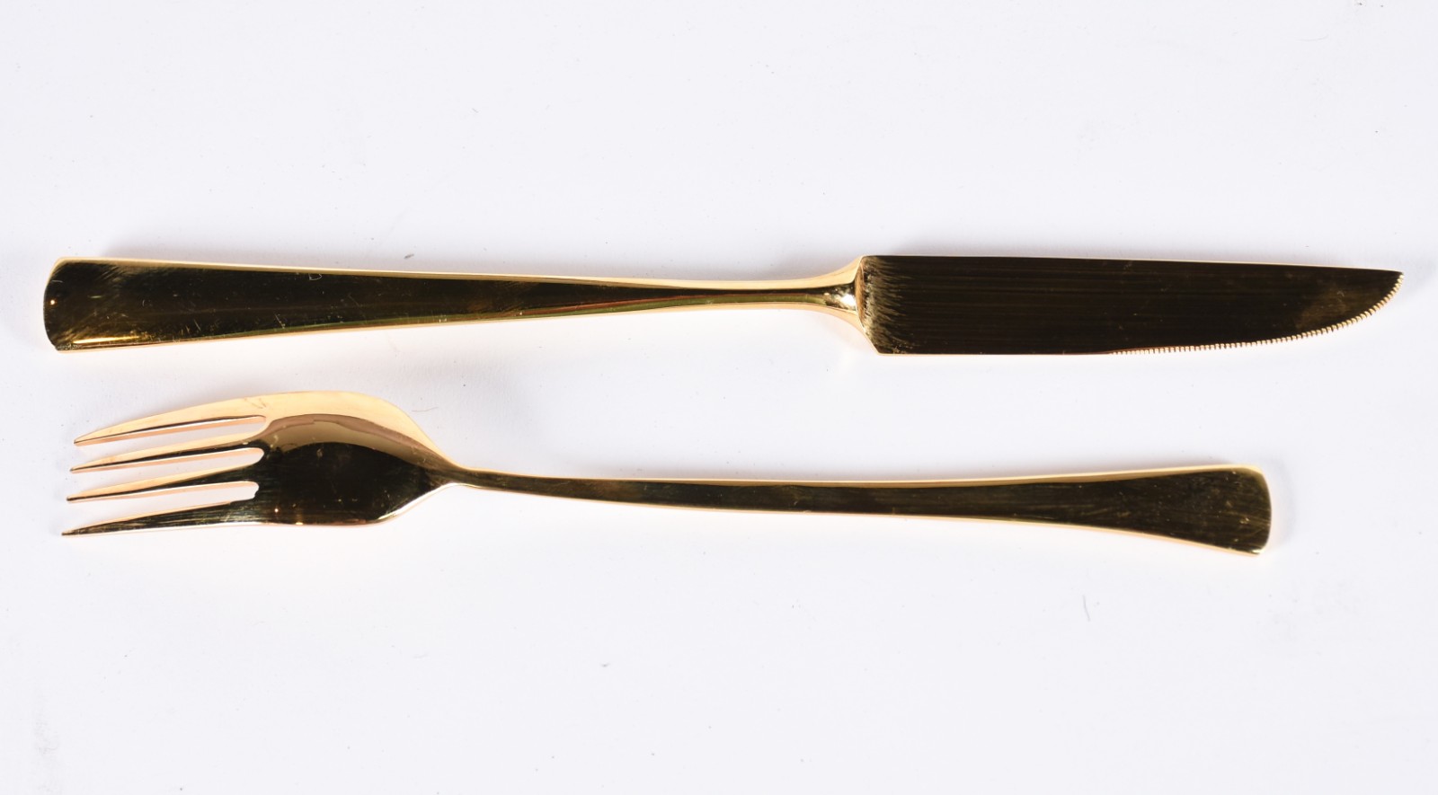 Faqueiro de metal dourado composto de: 9 colheres, 9 garfos, 9 facas... - foto 4 de 4