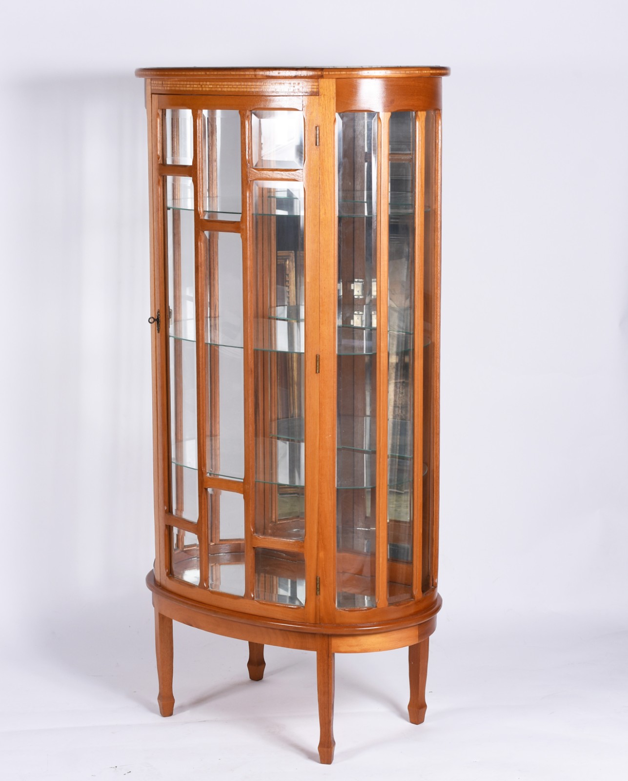Vitrine de madeira nobre feitio bombé, porta com vidros bisotados... - foto 1 de 5