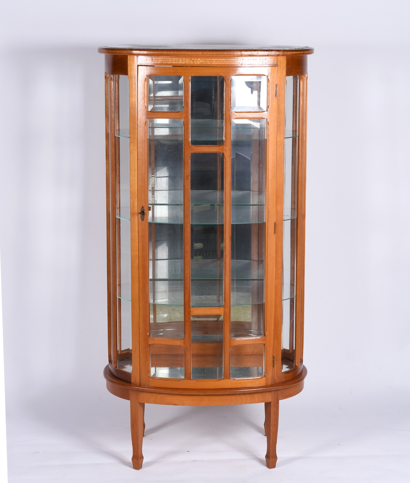 Vitrine de madeira nobre feitio bombé, porta com vidros bisotados... - foto 2 de 5