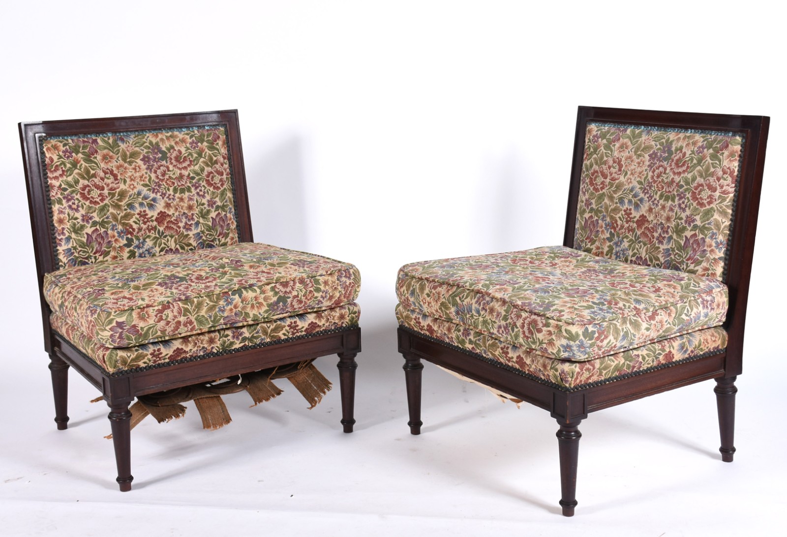 Par de poltronas de madeira nobre, estofamento floral com tacheados... - foto 1 de 4