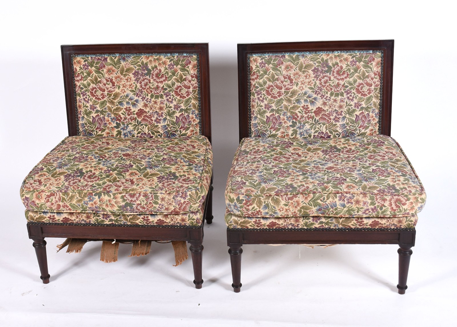 Par de poltronas de madeira nobre, estofamento floral com tacheados... - foto 2 de 4