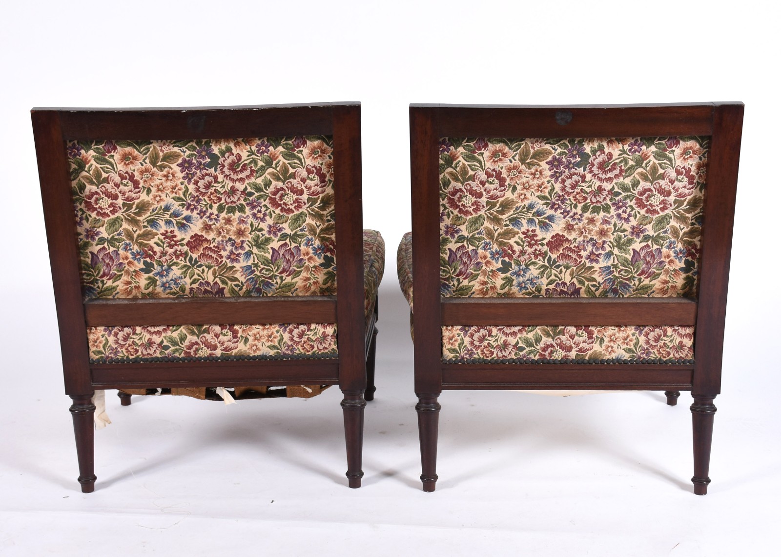Par de poltronas de madeira nobre, estofamento floral com tacheados... - foto 3 de 4
