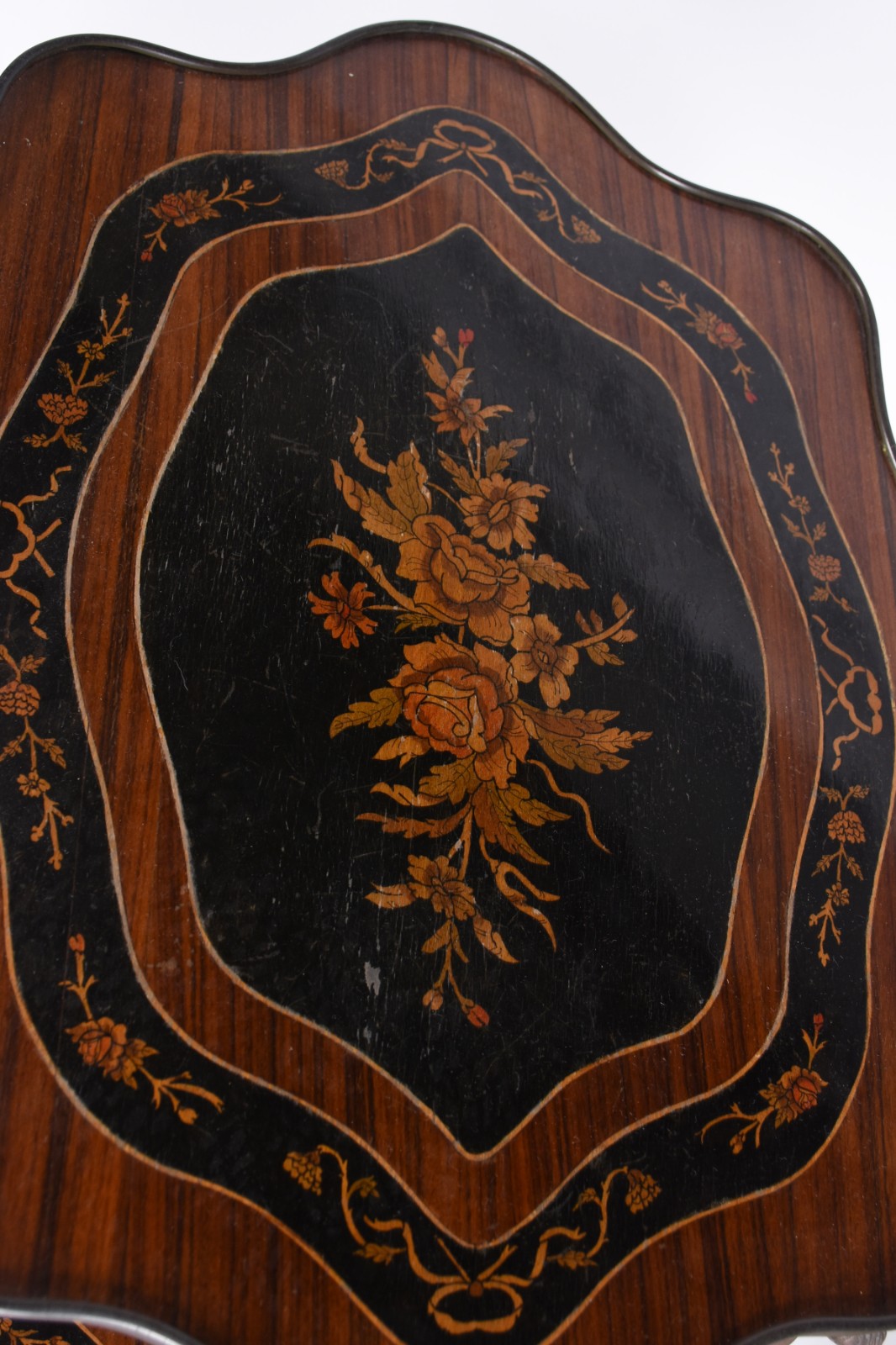 Mesa de madeira nobre estilo frances, rico trabalho em marqueterie... - foto 7 de 7