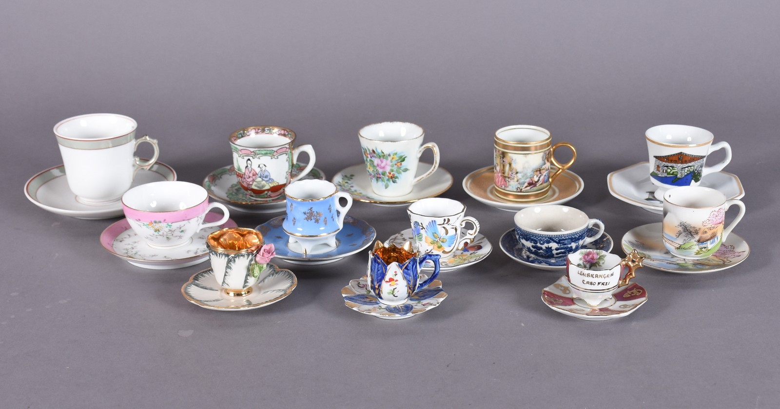 Lote com 13 xícaras de café com pires, porcelanas de diversos modelos... - foto 1 de 7