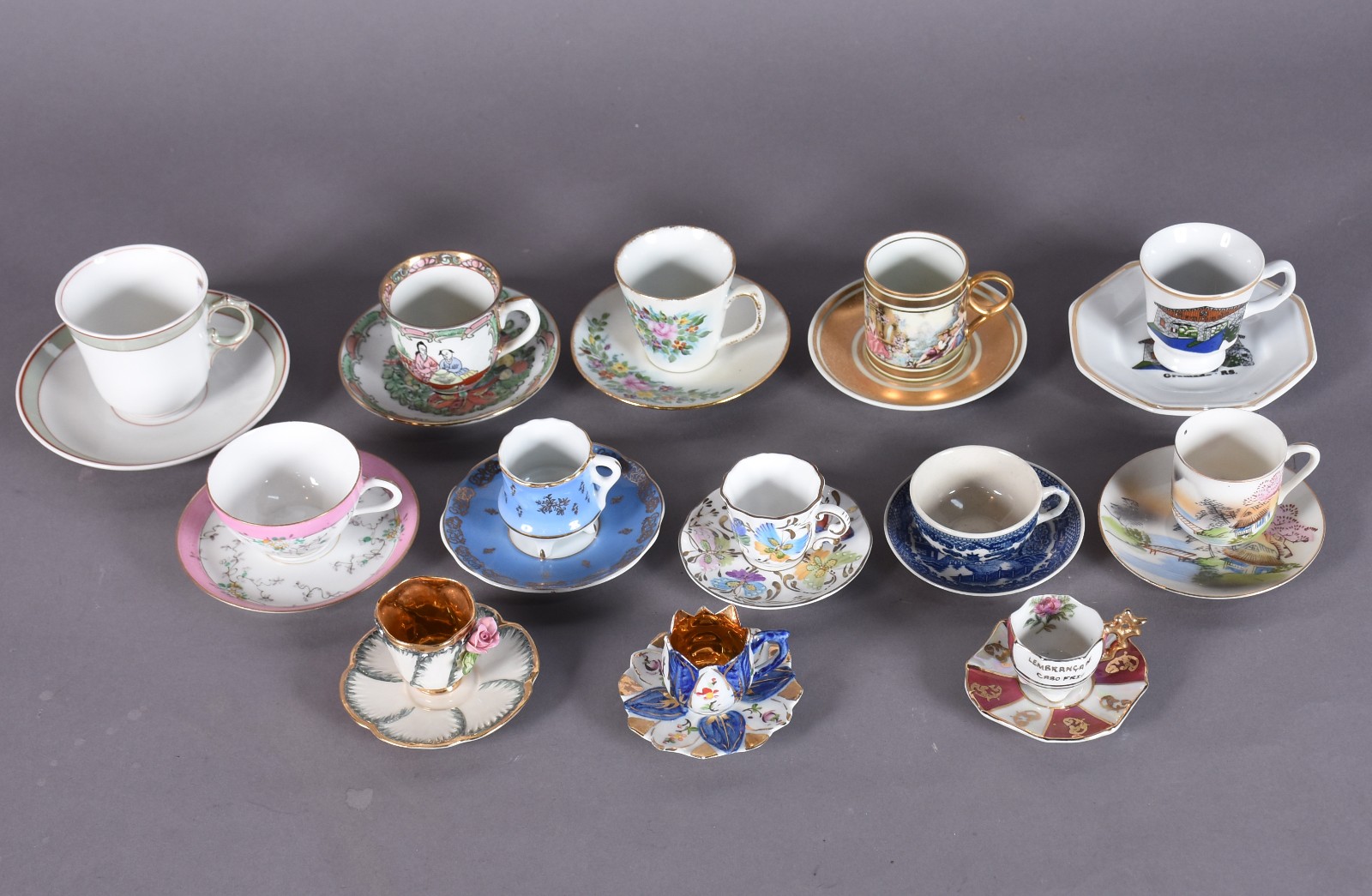 Lote com 13 xícaras de café com pires, porcelanas de diversos modelos... - foto 2 de 7
