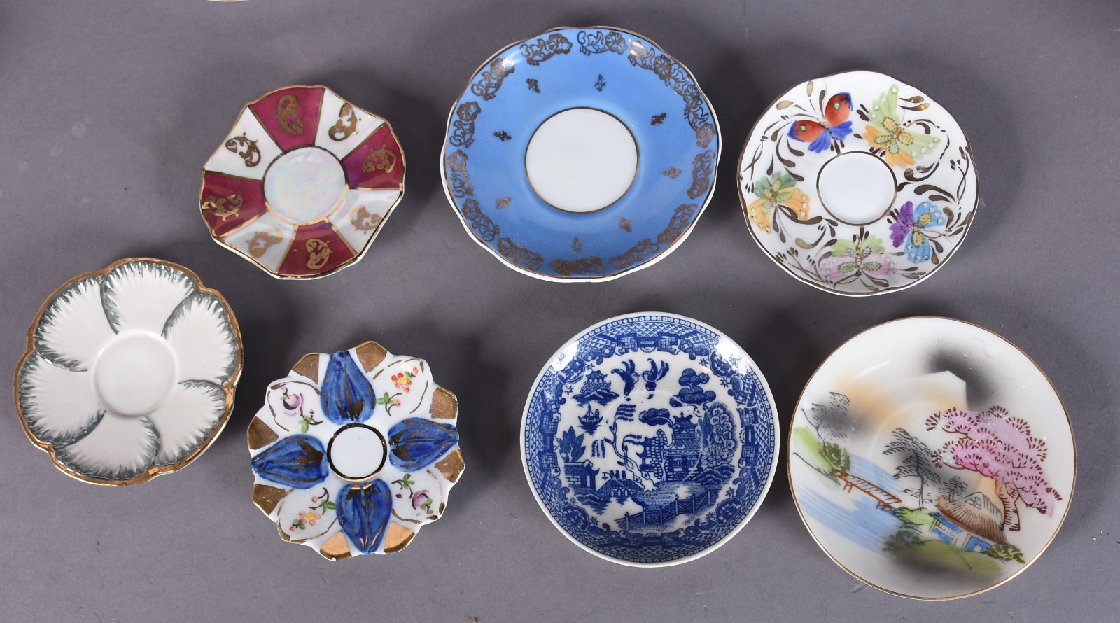 Lote com 13 xícaras de café com pires, porcelanas de diversos modelos... - foto 3 de 7