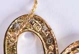 Colar com pingente de ouro 18k contrastado 750 ... - Colar com pingente de ouro 18k contrastado 750 mls, feitio torcido em dois tons de ouro e coração vazado com 14 diamantes  (Por motivos de segur...