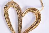 Colar com pingente de ouro 18k contrastado 750 ... - Colar com pingente de ouro 18k contrastado 750 mls, feitio torcido em dois tons de ouro e coração vazado com 14 diamantes  (Por motivos de segur...