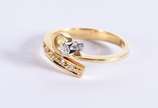 Anel de ouro 18k contrastado com 5 diamantes e ... - Anel de ouro 18k contrastado com 5 diamantes e um diamante central, aro 18  (Por motivos de segurança a peça não se encontra na loja)