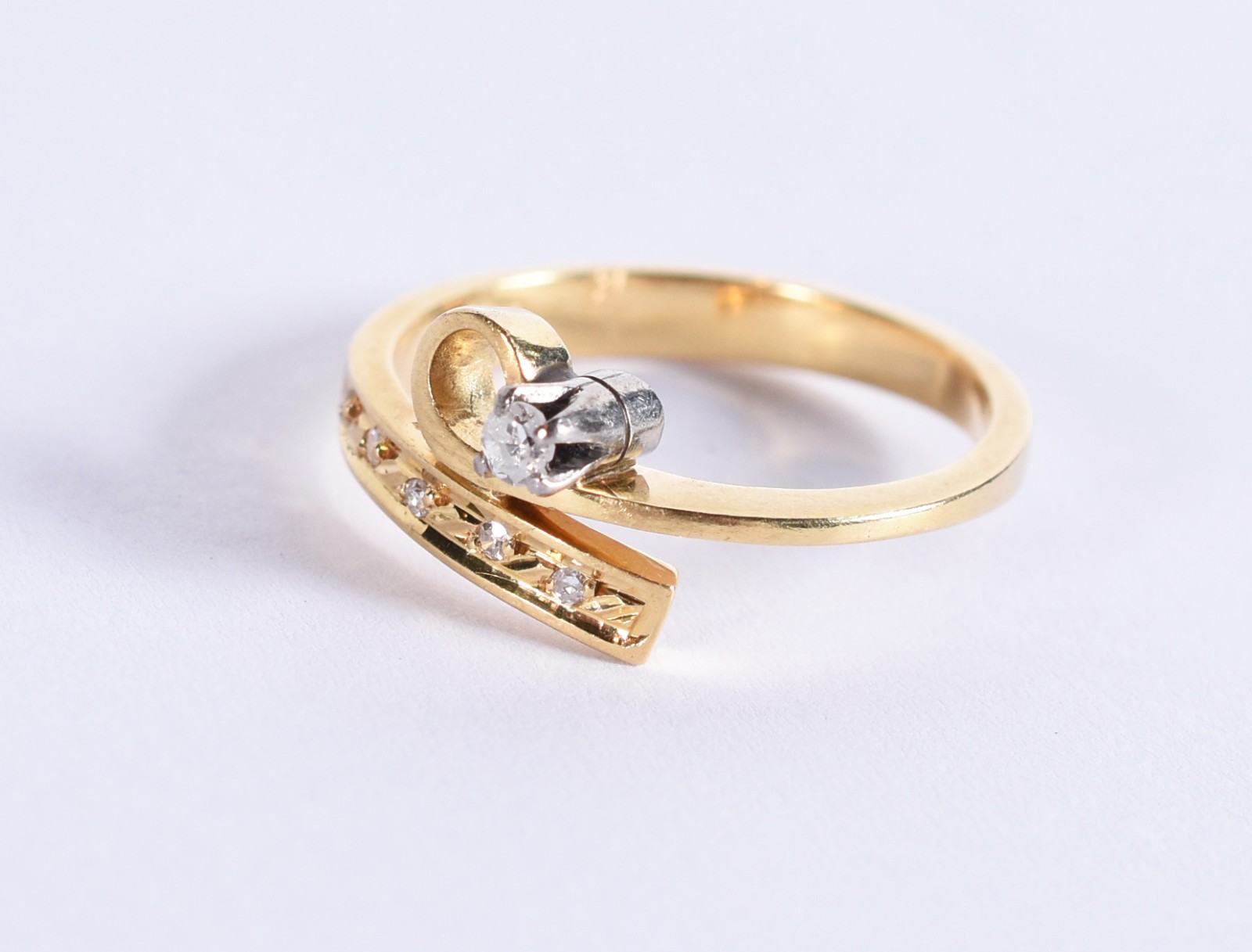 Anel de ouro 18k contrastado com 5 diamantes e um diamante central... - foto 2 de 4