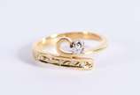 Anel de ouro 18k contrastado com 5 diamantes e ... - Anel de ouro 18k contrastado com 5 diamantes e um diamante central, aro 18  (Por motivos de segurança a peça não se encontra na loja)