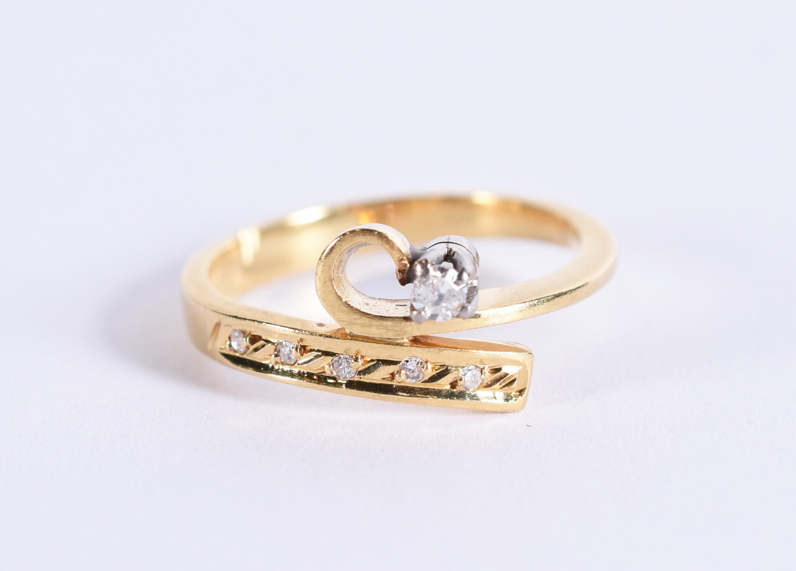 Anel de ouro 18k contrastado com 5 diamantes e um diamante central... - foto 1 de 4