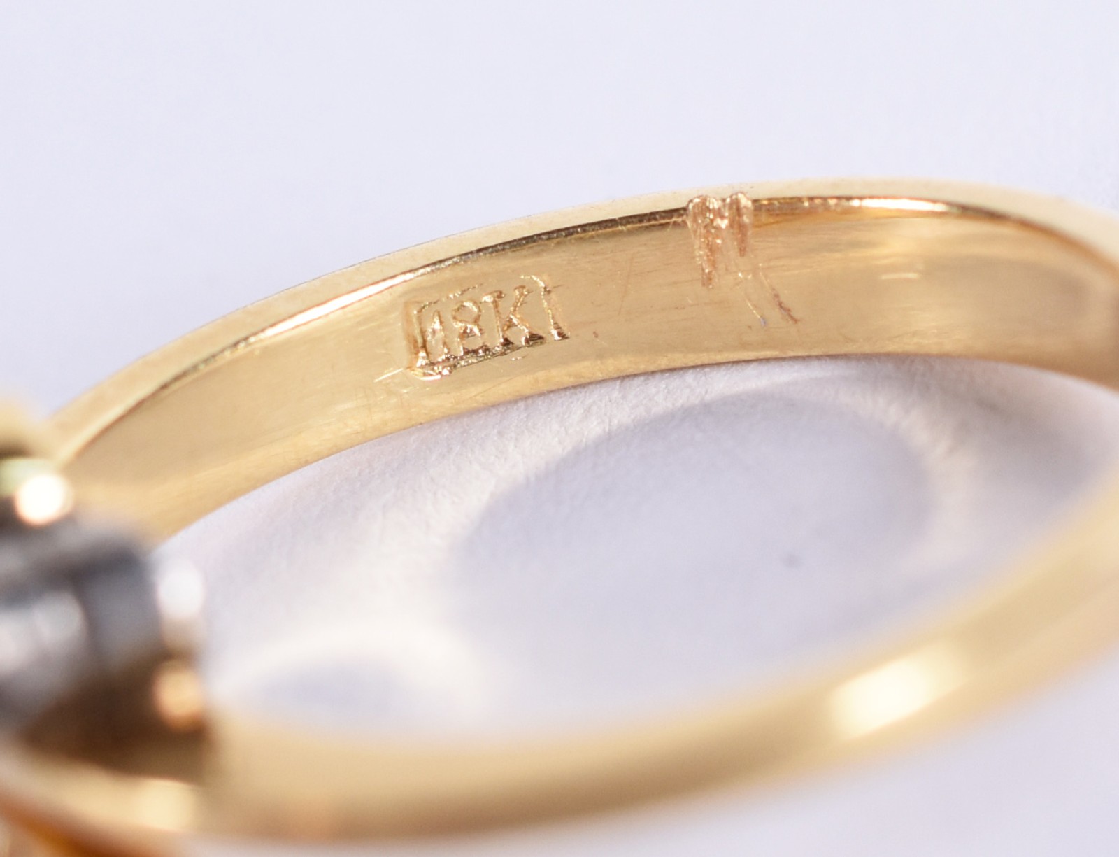 Anel de ouro 18k contrastado com 5 diamantes e um diamante central... - foto 3 de 4