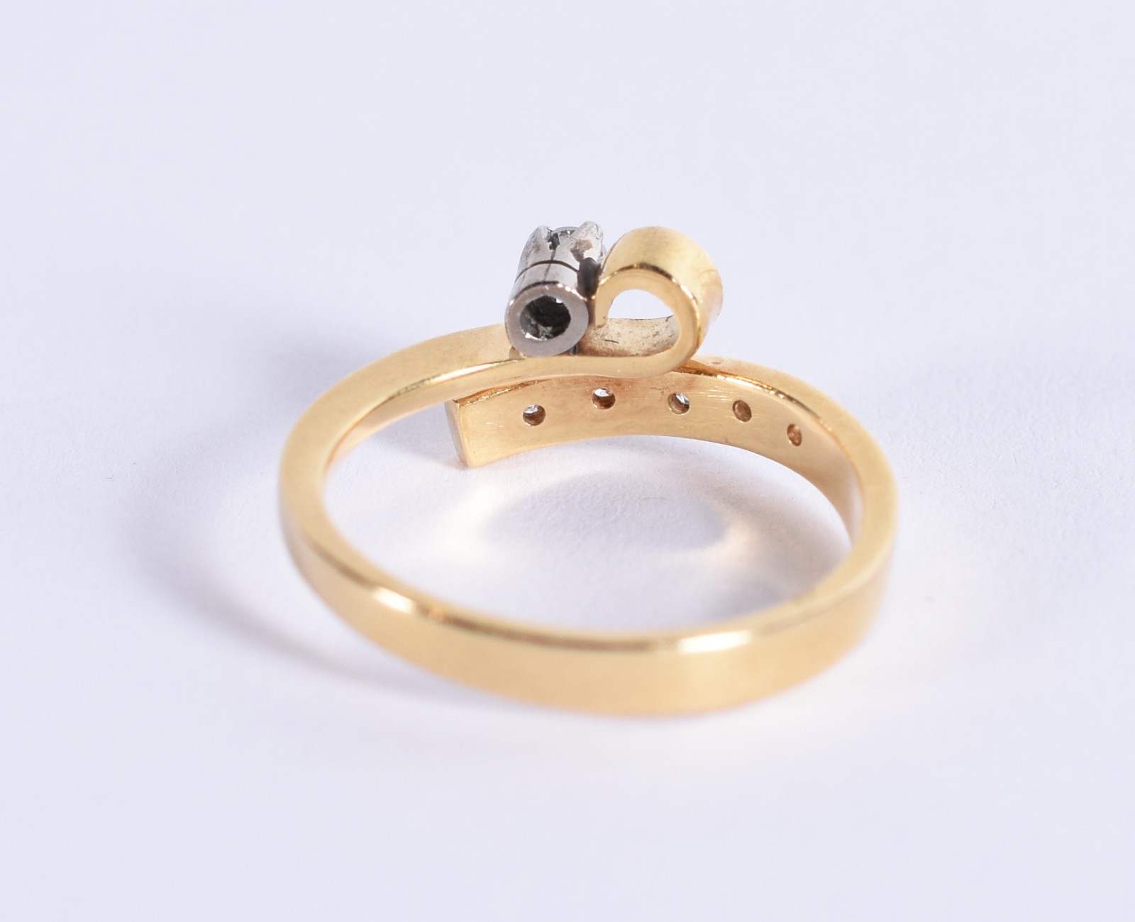 Anel de ouro 18k contrastado com 5 diamantes e um diamante central... - foto 4 de 4
