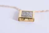 Cordão de ouro 18k com um pendente com relevo d... - Cordão de ouro 18k com um pendente com relevo do coração de Jesus  (Por motivos de segurança a peça não se encontra na loja)