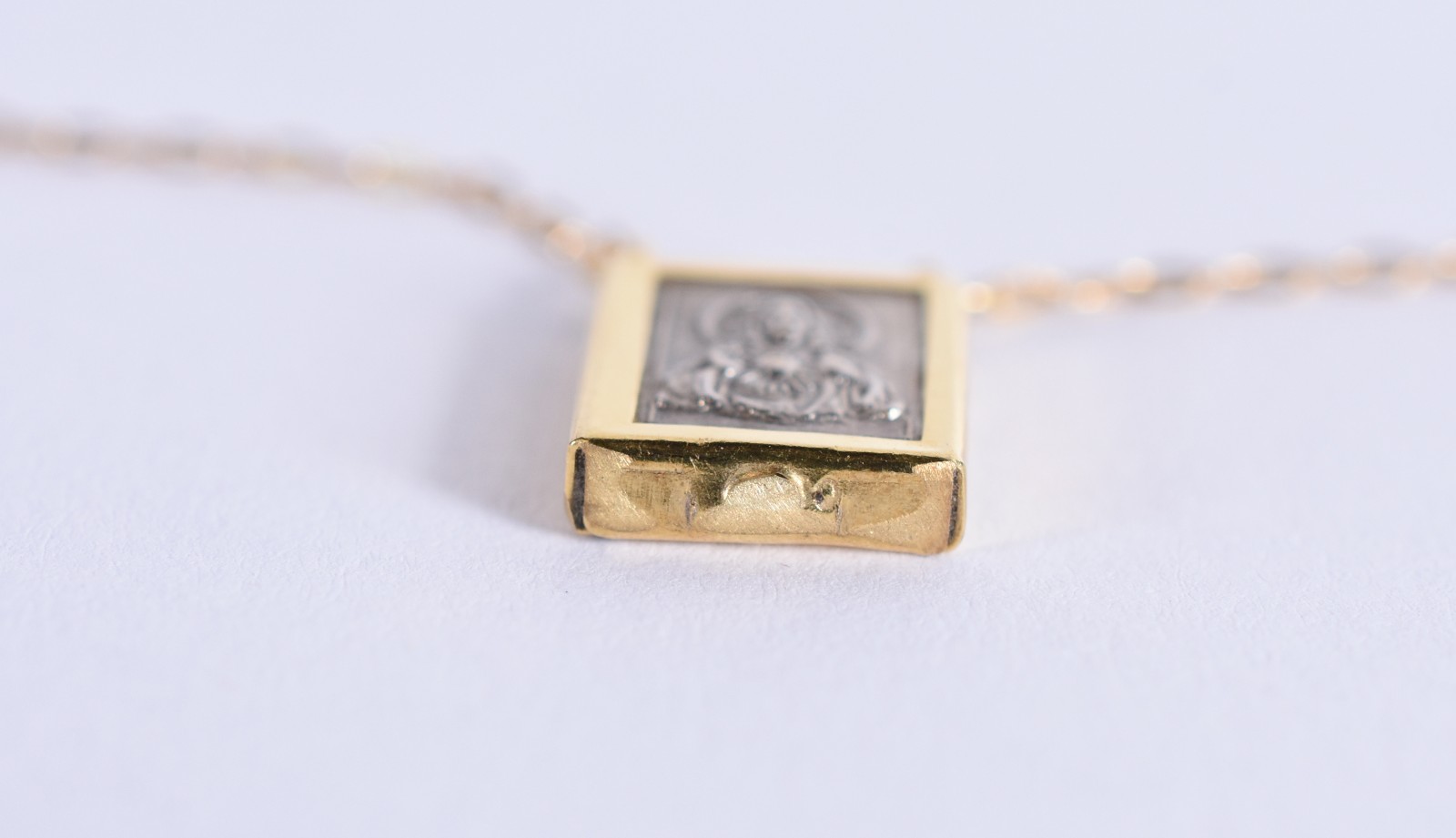 Cordão de ouro 18k com um pendente com relevo do coração de Jesus... - foto 4 de 7