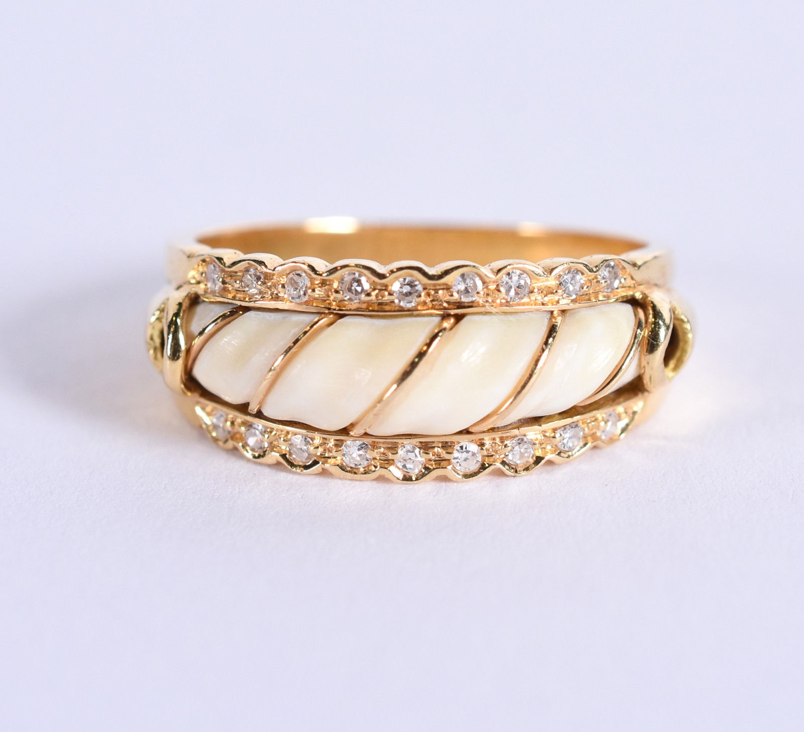 Anel de ouro 18k com 18 brilhantes laterais, aro 18 (Por motivos de... - foto 1 de 4