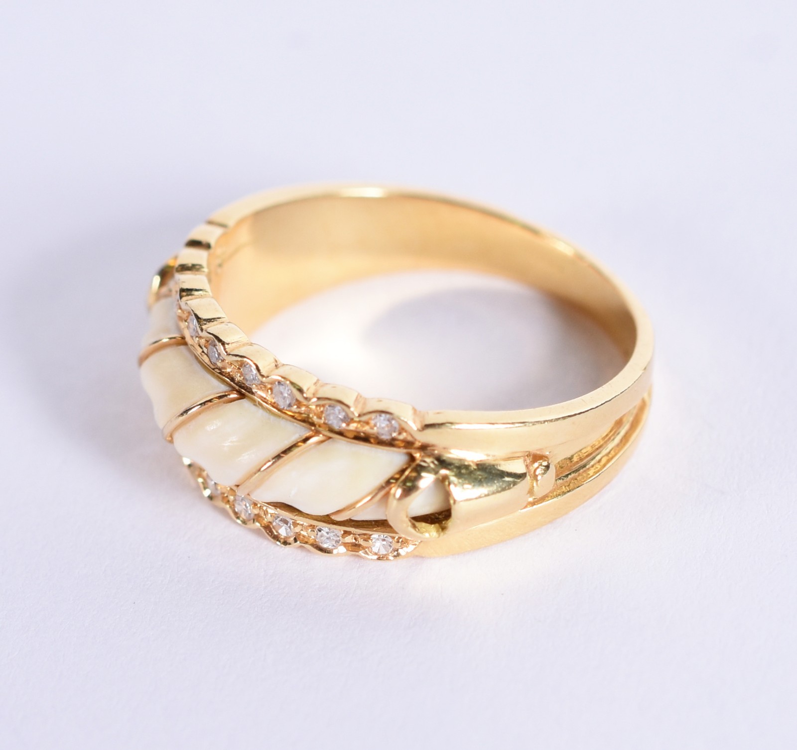 Anel de ouro 18k com 18 brilhantes laterais, aro 18 (Por motivos de... - foto 2 de 4