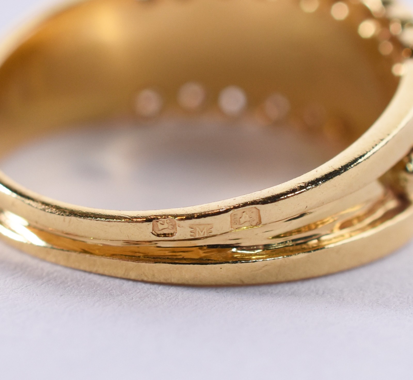 Anel de ouro 18k com 18 brilhantes laterais, aro 18 (Por motivos de... - foto 4 de 4